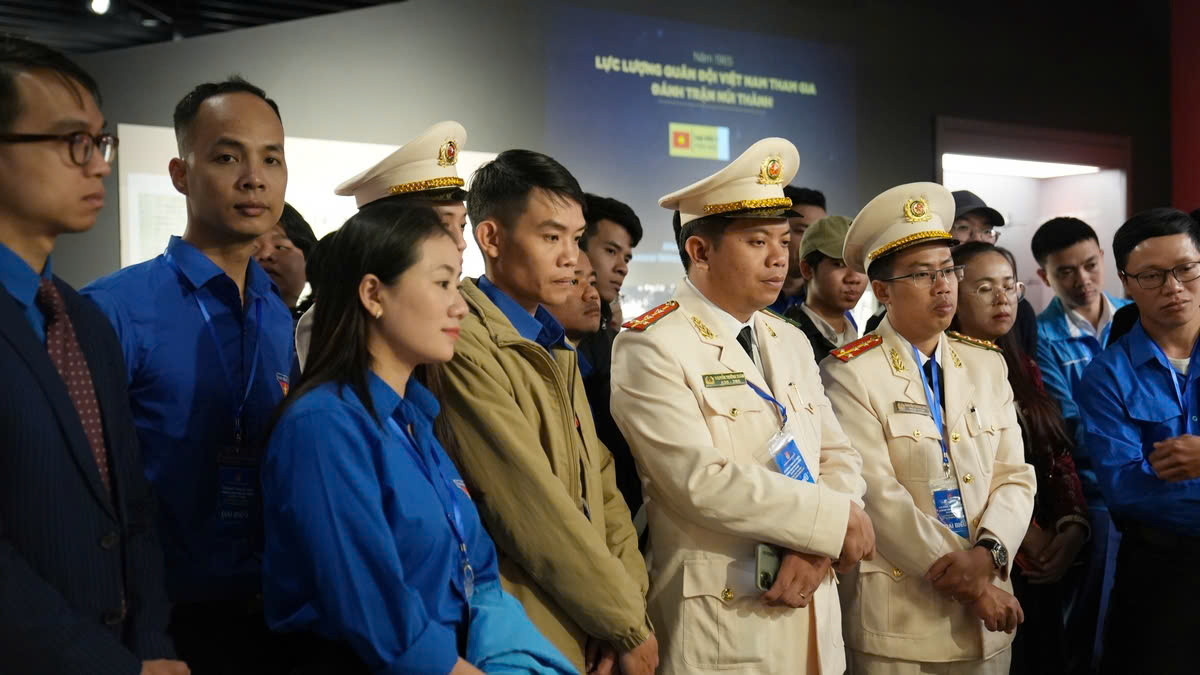 Hành trình về nguồn của đại biểu Giải thưởng Lý Tự Trọng tại Bảo tàng Lịch sử Quân sự Việt Nam. Ảnh: HOÀNG MẠNH THẮNG Hành trình về nguồn của đại biểu Giải thưởng Lý Tự Trọng tại Bảo tàng Lịch sử Quân sự Việt Nam. Ảnh: HOÀNG MẠNH THẮNG