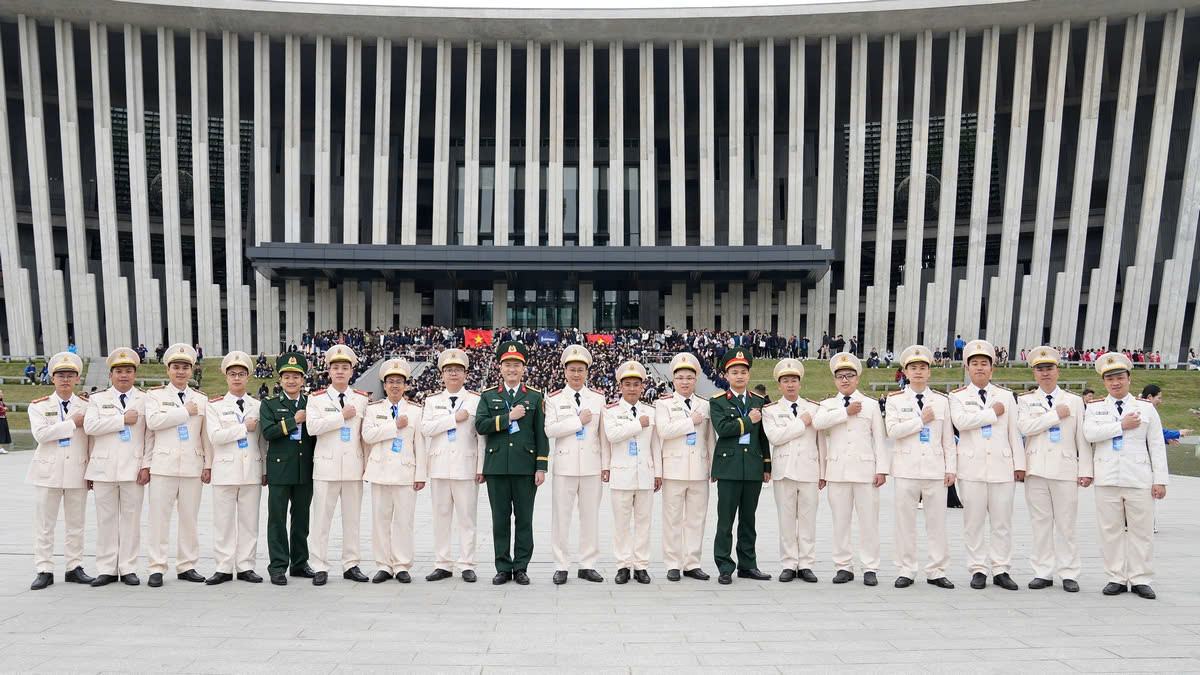 Bảo tàng Lịch sử Quân sự Việt Nam là nơi lưu giữ hơn 150.000 hiện vật quý báu. Bảo tàng Lịch sử Quân sự Việt Nam là nơi lưu giữ hơn 150.000 hiện vật quý báu.