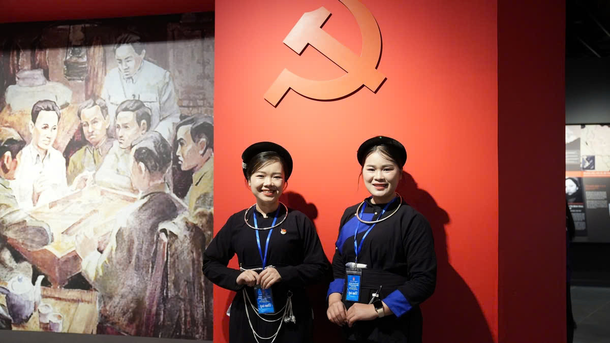 Hành trình về nguồn của đại biểu Giải thưởng Lý Tự Trọng tại Bảo tàng Lịch sử Quân sự Việt Nam. Ảnh: HOÀNG MẠNH THẮNG Hành trình về nguồn của đại biểu Giải thưởng Lý Tự Trọng tại Bảo tàng Lịch sử Quân sự Việt Nam. Ảnh: HOÀNG MẠNH THẮNG