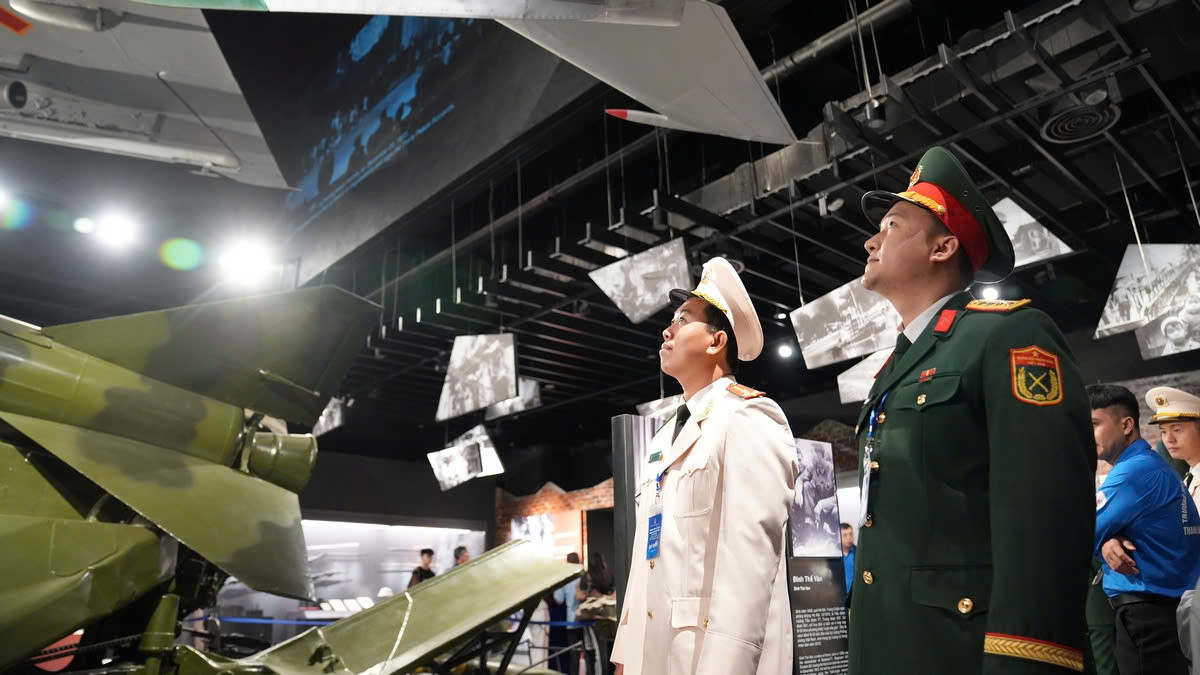 Hành trình về nguồn của đại biểu Giải thưởng Lý Tự Trọng tại Bảo tàng Lịch sử Quân sự Việt Nam. Ảnh: HOÀNG MẠNH THẮNG Hành trình về nguồn của đại biểu Giải thưởng Lý Tự Trọng tại Bảo tàng Lịch sử Quân sự Việt Nam. Ảnh: HOÀNG MẠNH THẮNG