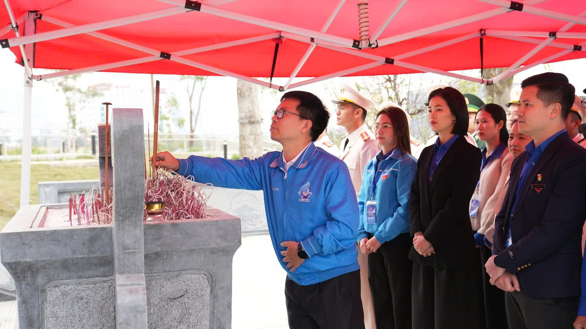 Hành trình về nguồn của đại biểu Giải thưởng Lý Tự Trọng tại Bảo tàng Lịch sử Quân sự Việt Nam. Hành trình về nguồn của đại biểu Giải thưởng Lý Tự Trọng tại Bảo tàng Lịch sử Quân sự Việt Nam.