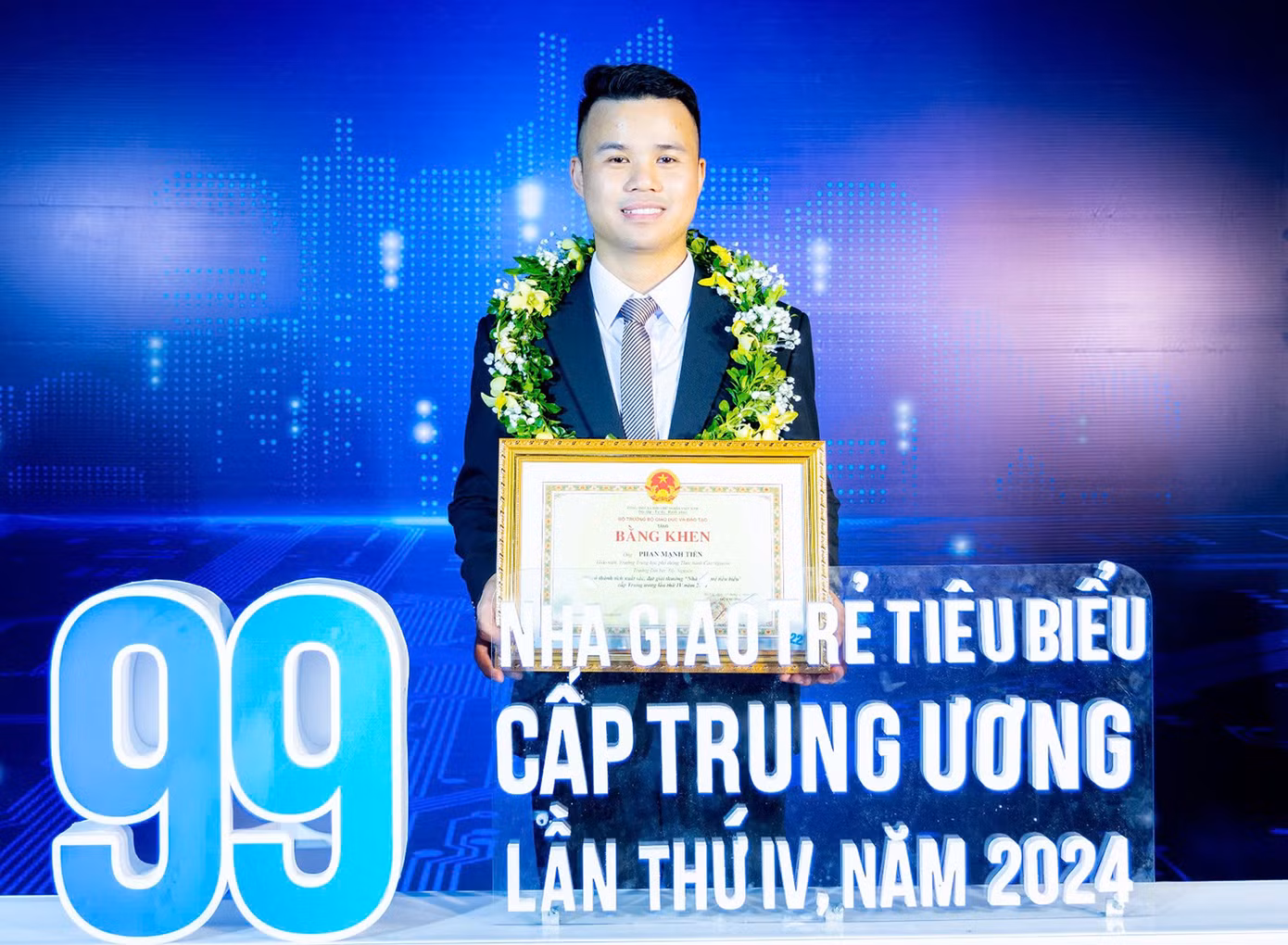 Thầy giáo trẻ thắp lửa đam mê tiếng Anh giữa đại ngàn Tây Nguyên. Ảnh: NVCC