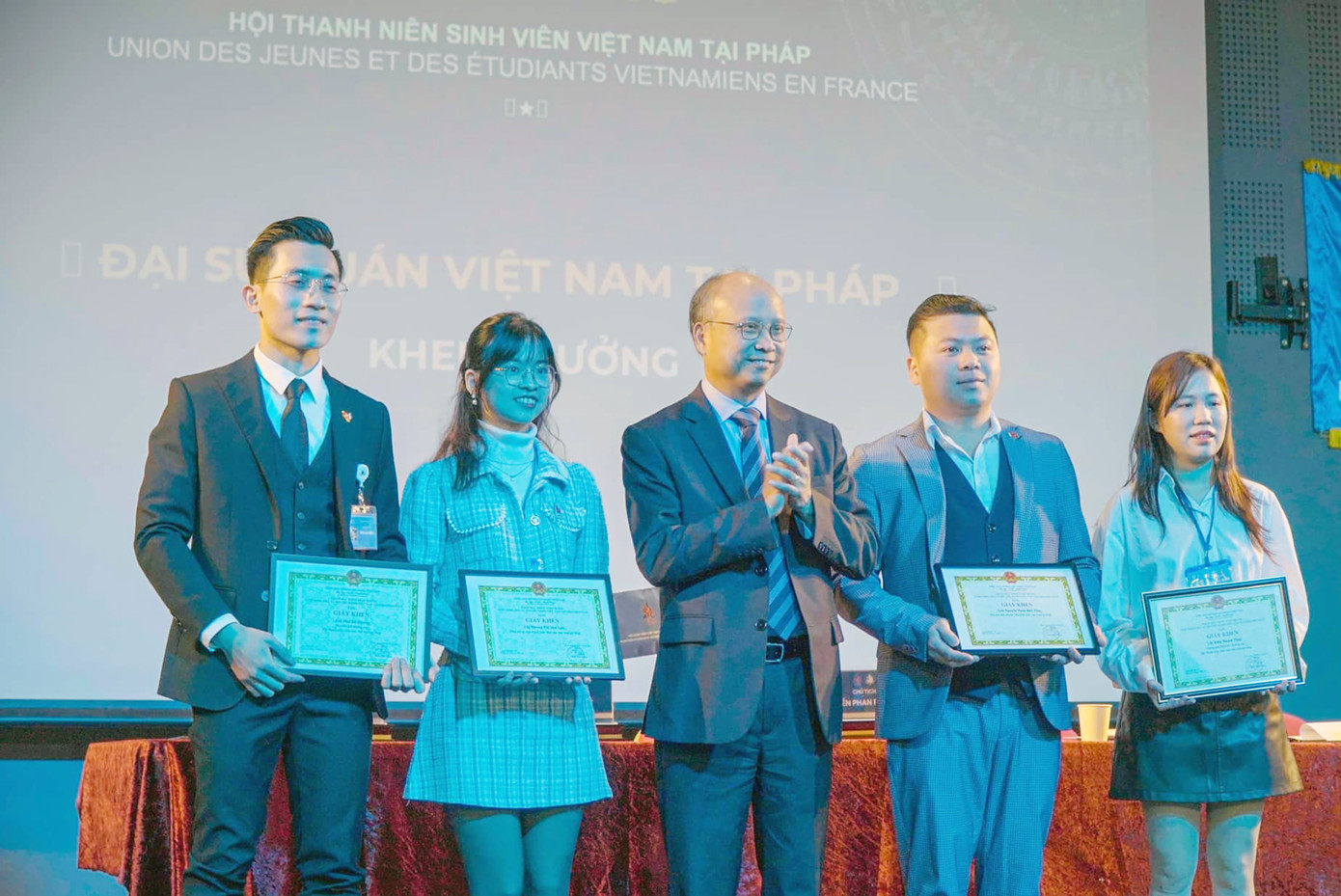 Các đại biểu nhận Bằng khen của Đại sứ quán Việt Nam tại Pháp. Các đại biểu nhận Bằng khen của Đại sứ quán Việt Nam tại Pháp.