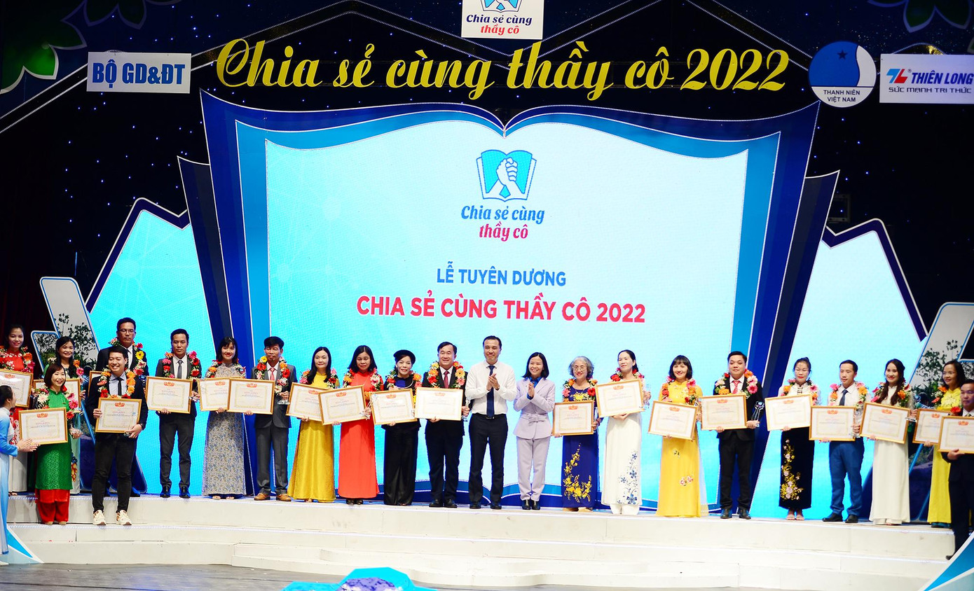 Lãnh đạo T.Ư Hội LHTN Việt Nam cùng Tập đoàn Thiên Long trao Bằng khen cho các thầy, cô giáo. Ảnh: DƯƠNG TRIỀU