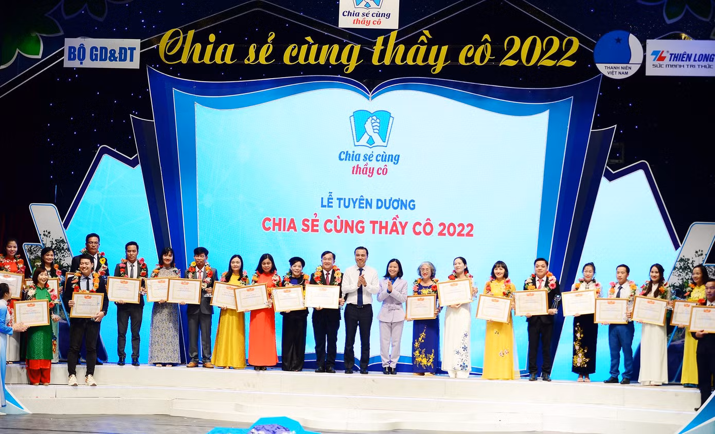 Lãnh đạo T.Ư Hội LHTN Việt Nam cùng Tập đoàn Thiên Long trao Bằng khen cho các thầy, cô giáo. Ảnh: DƯƠNG TRIỀU