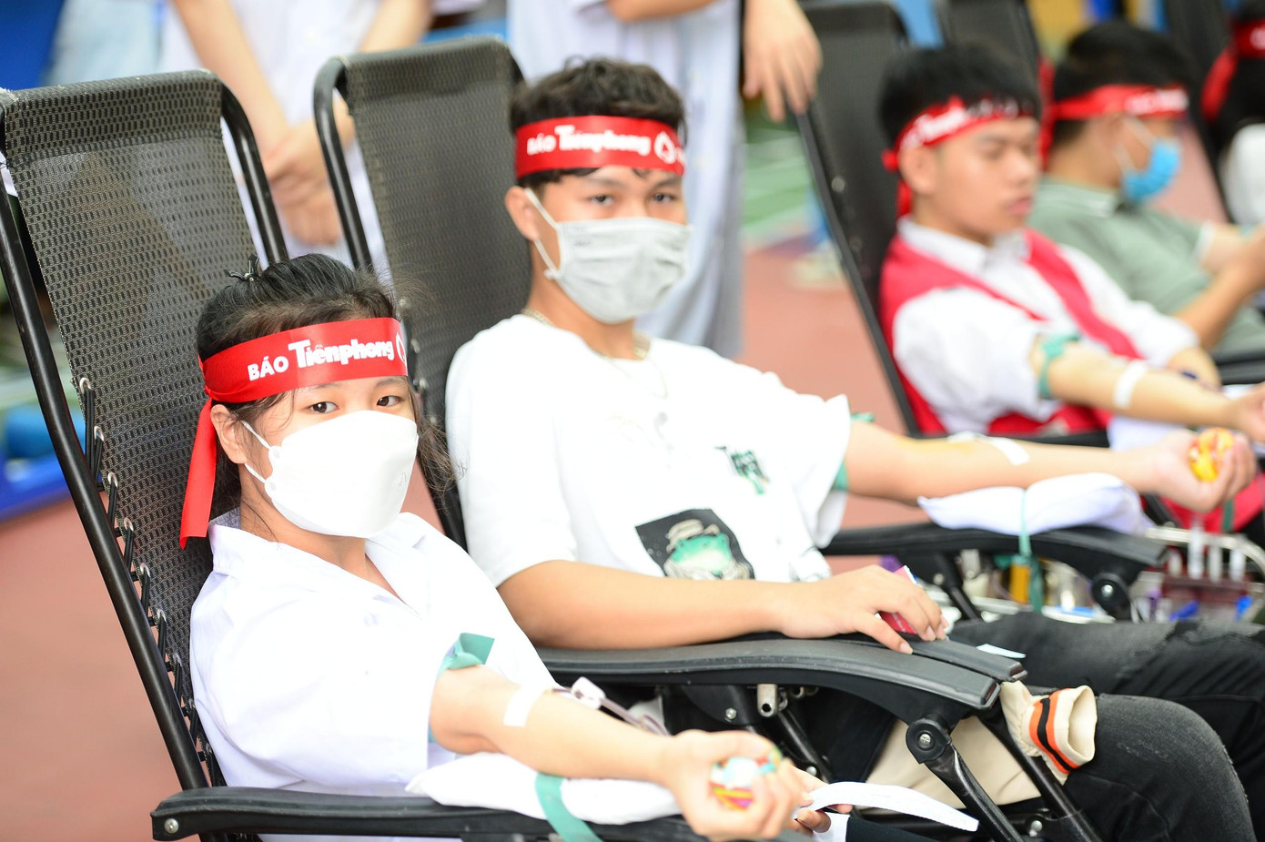 Những sinh viên năm nhất Trường ĐH CNTT&amp;TT - ĐH Thái Nguyên tham gia hiến máu tình nguyện.