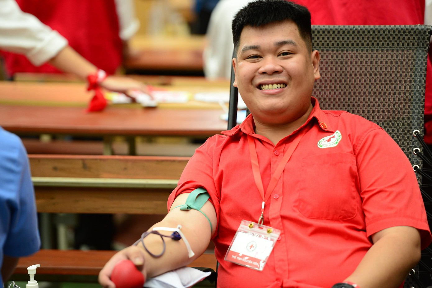 Bạn Phạm Quang Hưng, cựu sinh viên Trường ĐH CNTT&amp;TT, hiện đang công tác tại tỉnh Bắc Kạn đã vượt hơn 100km về tham gia hiến máu tình nguyện.