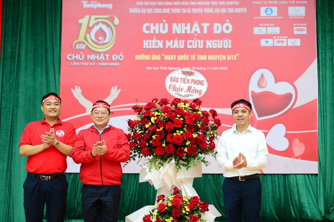 Nhà báo Lê Xuân Sơn, Tổng Biên tập Báo Tiền Phong, Trưởng Ban Tổ chức chương trình Chủ nhật Đỏ chúc mừng cán bộ, giảng viên ĐH Thái Nguyên nhân dịp Ngày Nhà giáo Việt Nam 20/11.