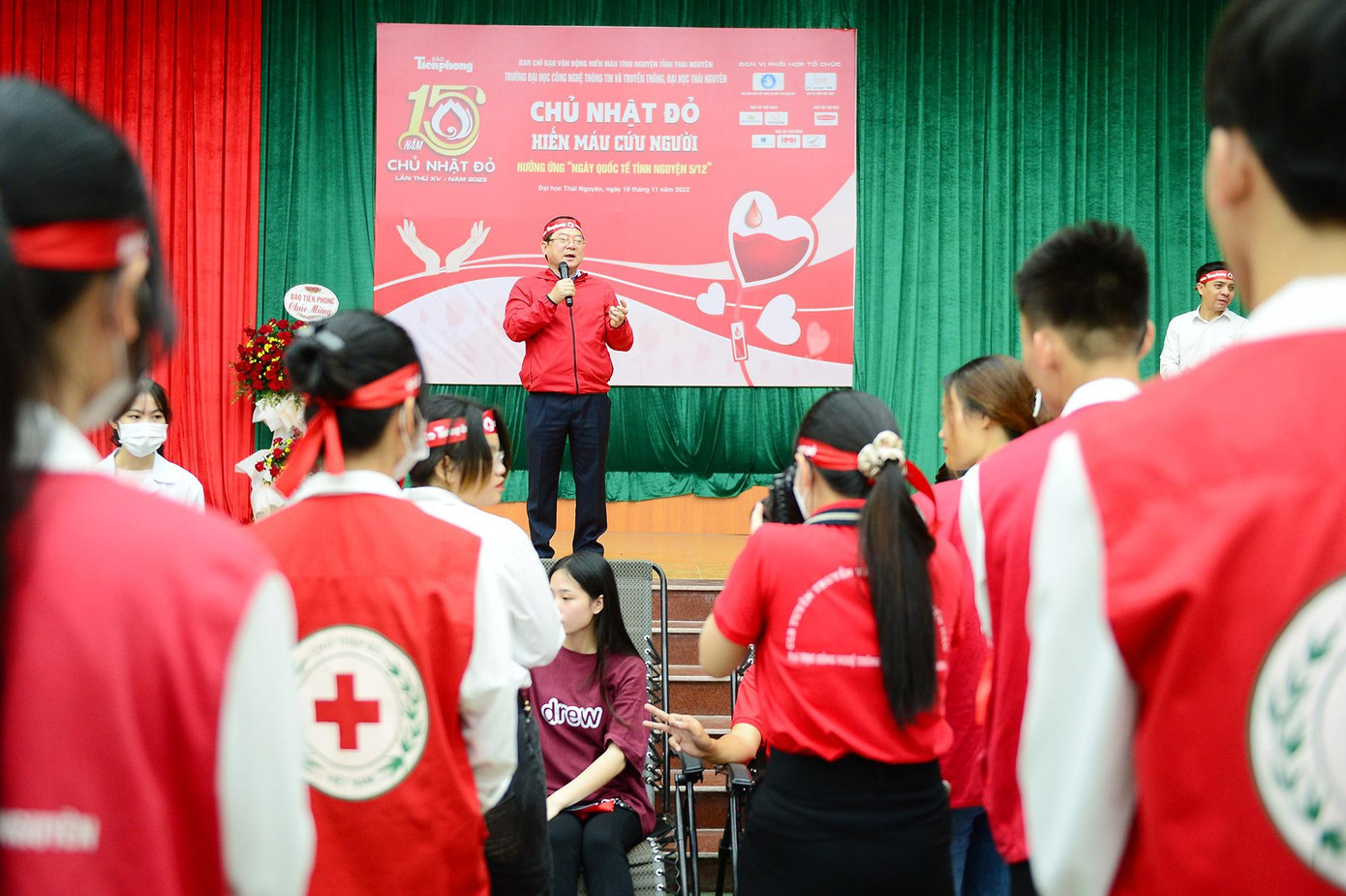 Nhà báo Lê Xuân Sơn, Tổng Biên tập Báo Tiền Phong, Trưởng Ban Tổ chức chương trình Chủ nhật Đỏ phát biểu tại chương trình.