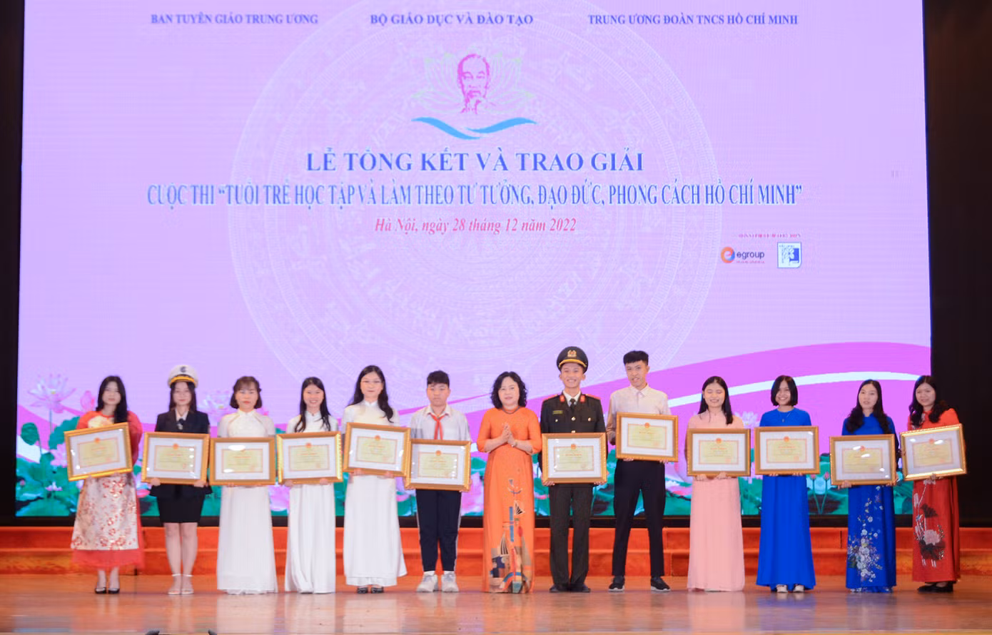 Thứ trưởng Bộ GD - ĐT Ngô Thị Minh trao giải tại Cuộc thi.