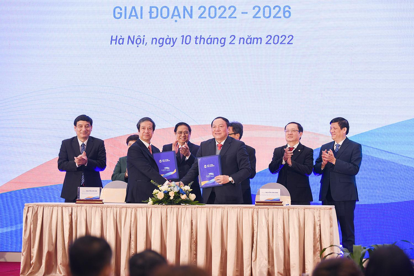 Bộ trưởng Bộ GD - ĐT Nguyễn Kim Sơn, Bộ trưởng Bộ Văn hóa, Thể thao và Du lịch Nguyễn Văn Hùng ký kết chương trình phối hợp. Bộ trưởng Bộ GD - ĐT Nguyễn Kim Sơn, Bộ trưởng Bộ Văn hóa, Thể thao và Du lịch Nguyễn Văn Hùng ký kết chương trình phối hợp.