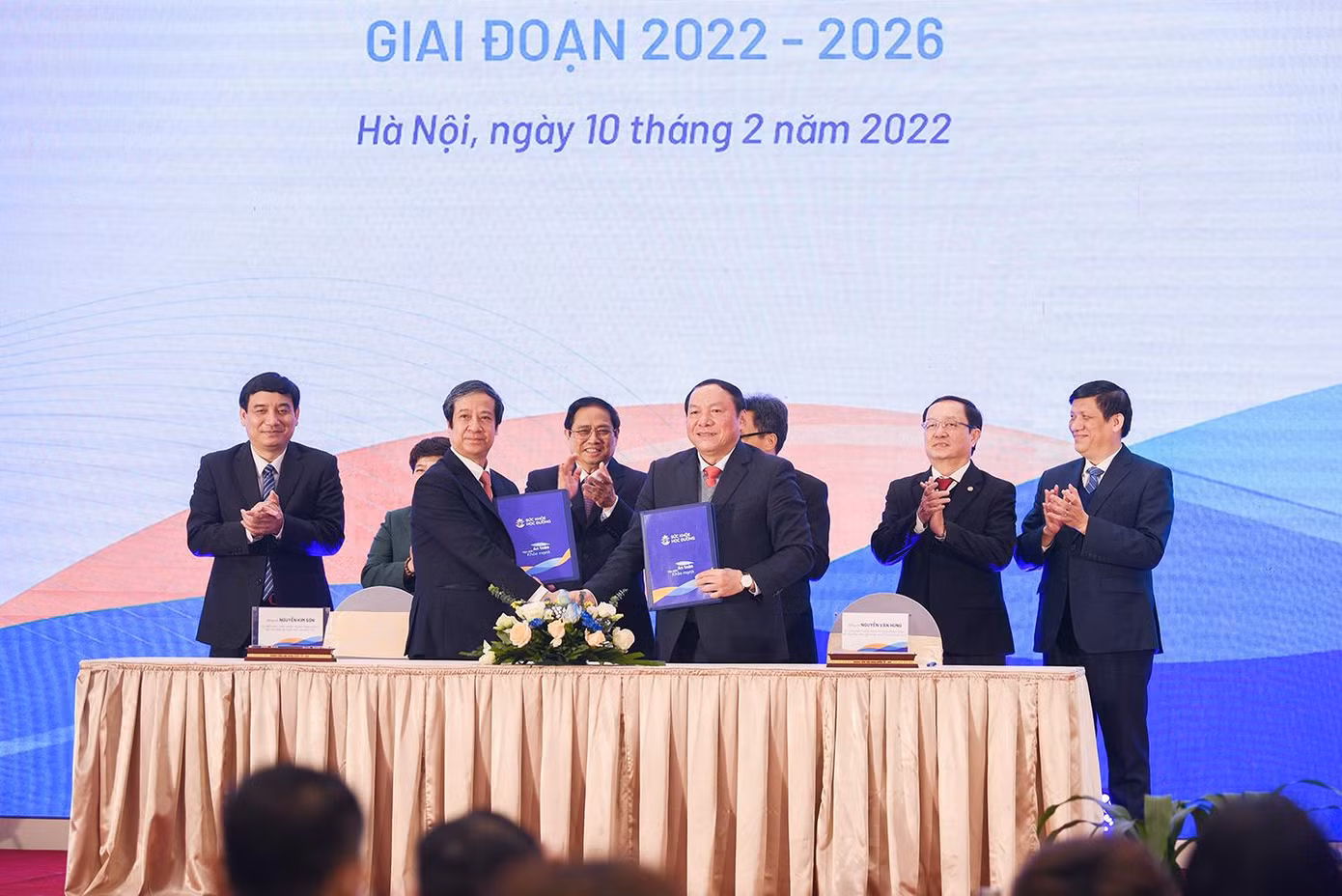 Bộ trưởng Bộ GD - ĐT Nguyễn Kim Sơn, Bộ trưởng Bộ Văn hóa, Thể thao và Du lịch Nguyễn Văn Hùng ký kết chương trình phối hợp.