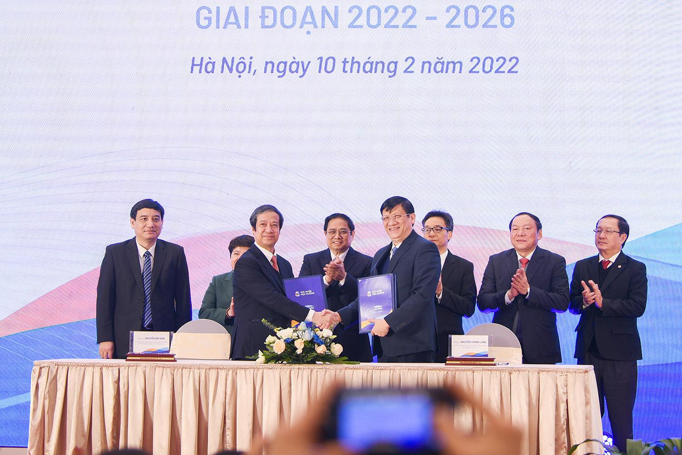 Bộ trưởng Bộ GD - ĐT Nguyễn Kim Sơn và Bộ trưởng Bộ Y tế Nguyễn Thanh Long ký kết Chương trình phối hợp về công tác y tế trường học và chăm sóc sức khỏe trẻ em, học sinh, sinh viên giai đoạn 2022 - 2026. Bộ trưởng Bộ GD - ĐT Nguyễn Kim Sơn và Bộ trưởng Bộ Y tế Nguyễn Thanh Long ký kết Chương trình phối hợp về công tác y tế trường học và chăm sóc sức khỏe trẻ em, học sinh, sinh viên giai đoạn 2022 - 2026.