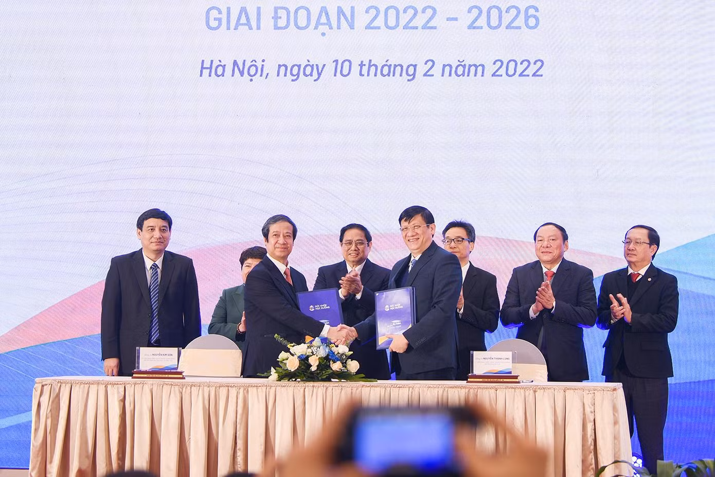 Bộ trưởng Bộ GD - ĐT Nguyễn Kim Sơn và Bộ trưởng Bộ Y tế Nguyễn Thanh Long ký kết Chương trình phối hợp về công tác y tế trường học và chăm sóc sức khỏe trẻ em, học sinh, sinh viên giai đoạn 2022 - 2026.