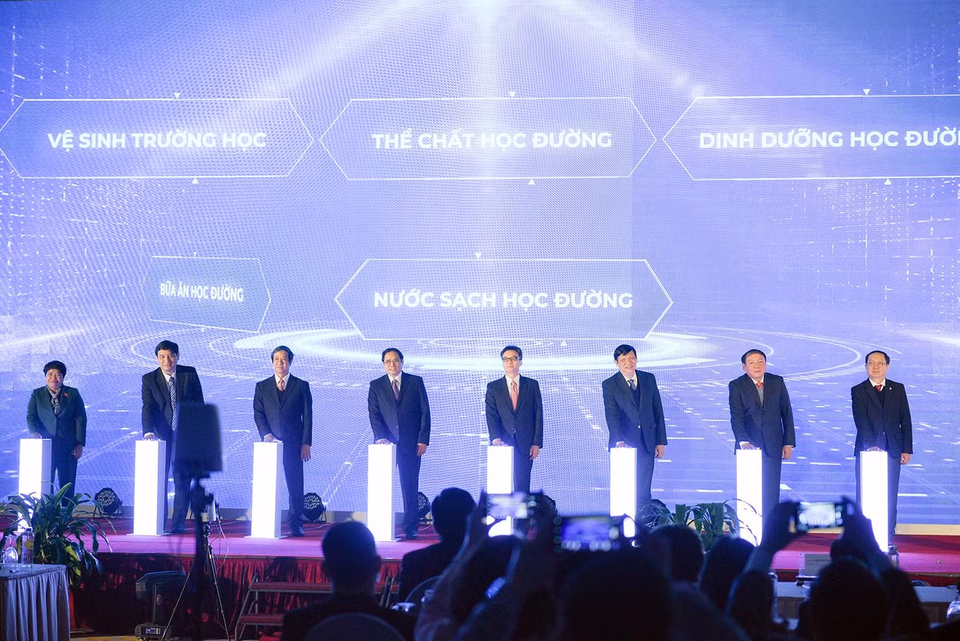 Thủ tướng Phạm Minh Chính và các đại biểu thực hiện nghi thức công bố Chương trình sức khỏe học đường giai đoạn 2021 - 2025.