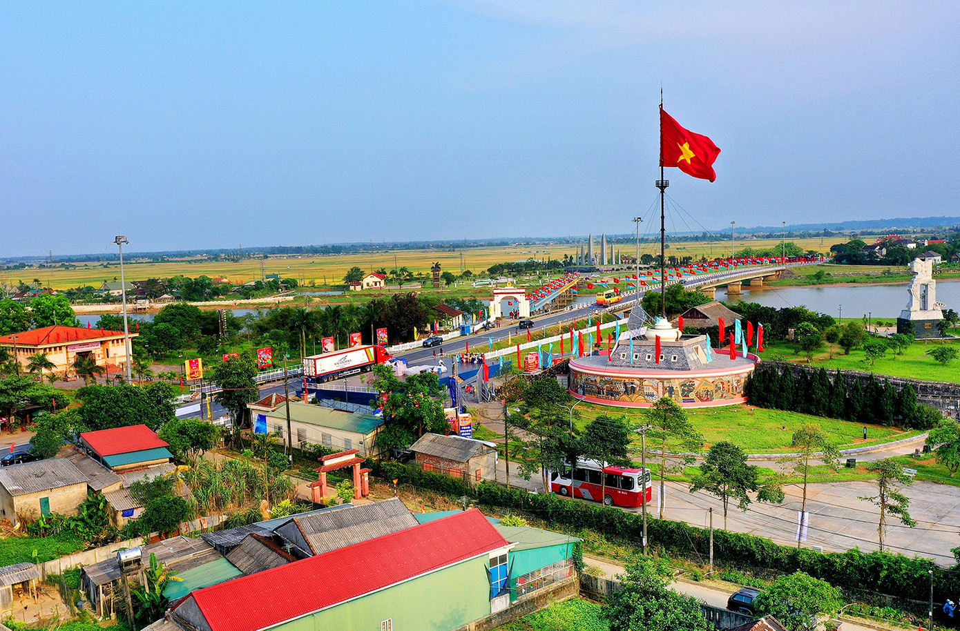 Cột cờ giới tuyến - Đôi bờ Hiền Lương.