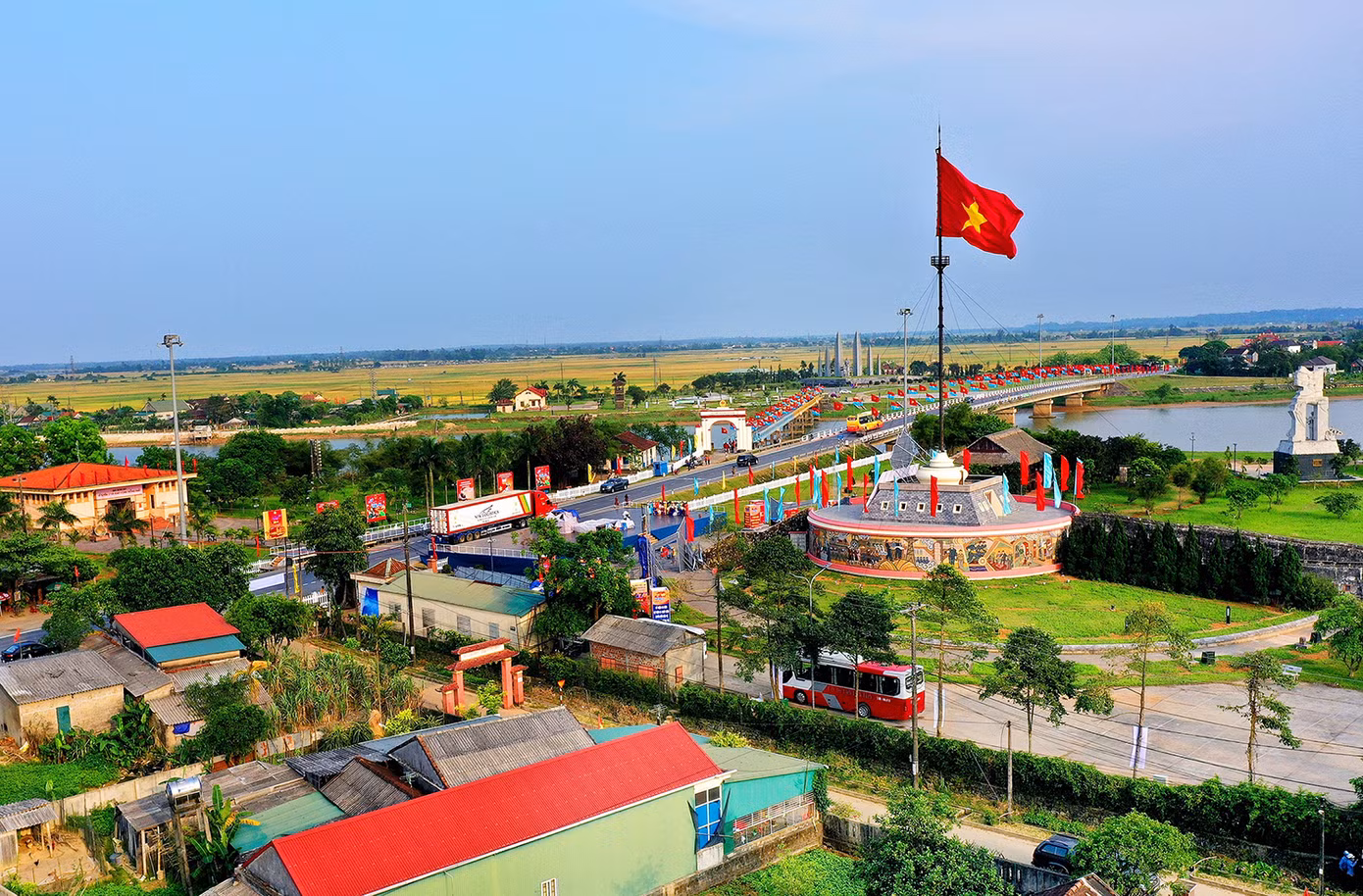 Cột cờ giới tuyến - Đôi bờ Hiền Lương. Cột cờ giới tuyến - Đôi bờ Hiền Lương.