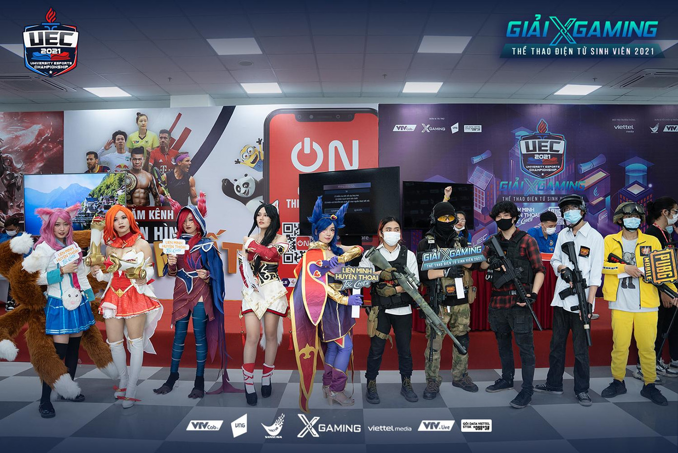 Một bên là những cô nàng xinh đẹp. Bên còn lại đậm chất "máu lửa" với những khẩu súng trong tựa game PUBG Mobile.