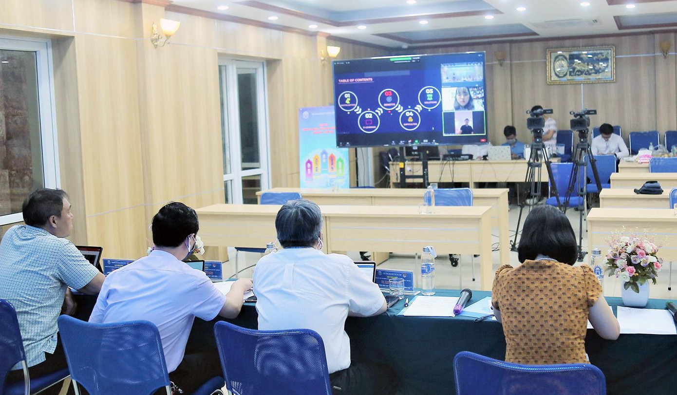 Ban Giám khảo đưa ra các câu hỏi, góp ý cho các đội thi.