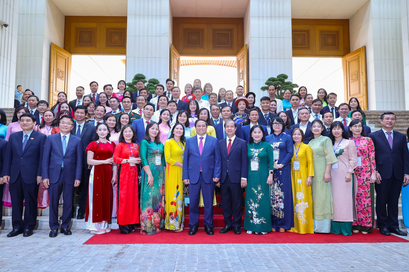 Thủ tướng và đại diện các nhà giáo, cán bộ quản lý giáo dục tiêu biểu - Ảnh: VGP/Nhật Bắc