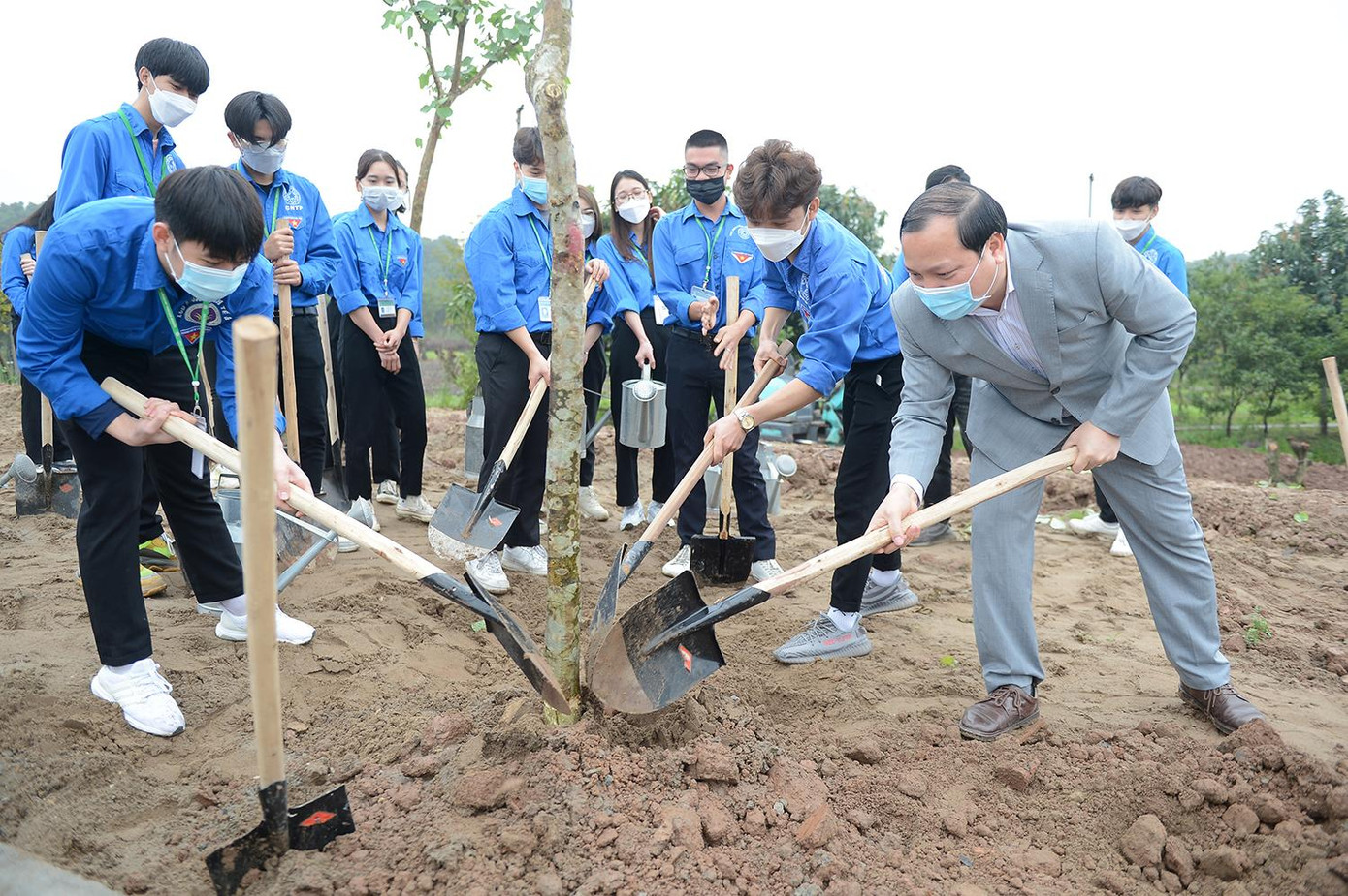 TS Vũ Ngọc Huyên - Phó Giám đốc Học viện Nông nghiệp Việt Nam cùng đông đảo sinh viên tham gia trồng cây trong buổi lễ.