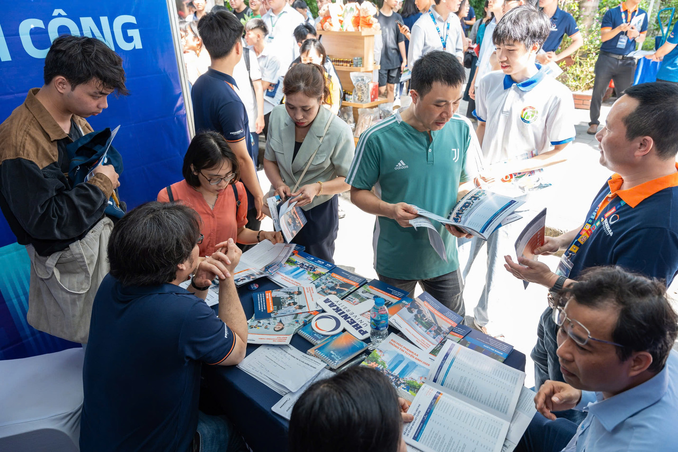 Gian hàng tuyển sinh của ĐH Phenikaa luôn thu hút đông đảo học sinh và phụ huynh đến tìm hiểu thông tin.