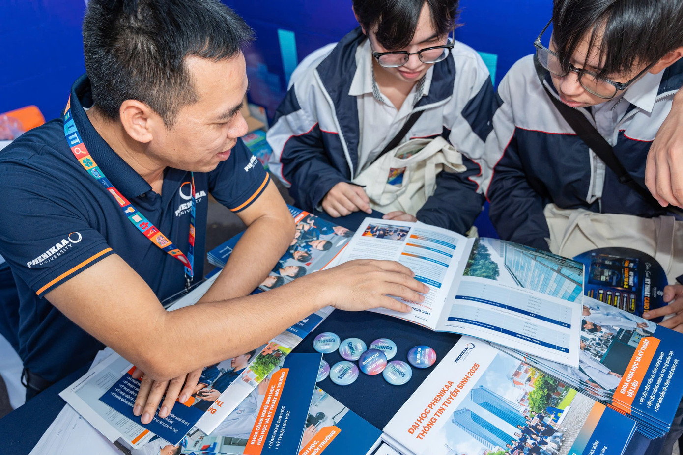 Các giảng viên, cán bộ ĐH Phenikaa trực tiếp giải đáp thắc mắc cho học sinh tại chương trình.