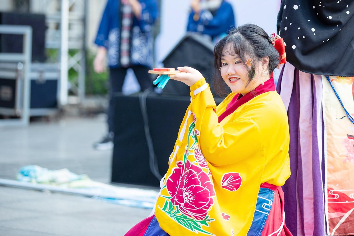 Cô nàng thường xuyên tham gia các hoạt động tại một số câu lạc bộ trong trường. Cô nàng thường xuyên tham gia các hoạt động tại một số câu lạc bộ trong trường.