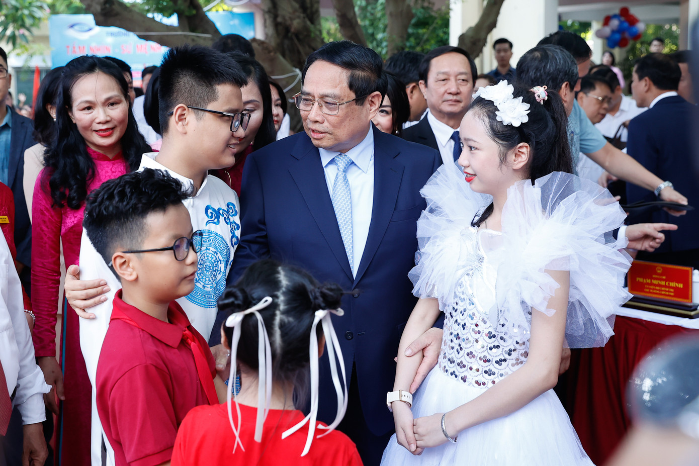 Thủ tướng Phạm Minh Chính trò chuyện với học sinh trường Phổ thông cơ sở Nguyễn Đình Chiểu. Ảnh: NHẬT BẮC Thủ tướng Phạm Minh Chính trò chuyện với học sinh trường Phổ thông cơ sở Nguyễn Đình Chiểu. Ảnh: NHẬT BẮC