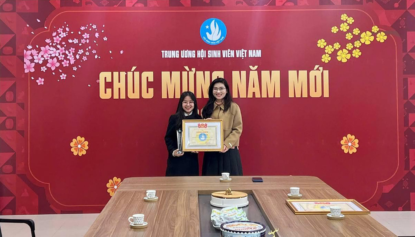 Nhân dịp này, T.Ư Hội đã trao tặng Bằng khen và Kỷ niệm chương danh hiệu ‘Sinh viên 5 tốt’ cấp T.Ư năm 2024 cho chị Nguyễn Thu Trang. Nhân dịp này, T.Ư Hội đã trao tặng Bằng khen và Kỷ niệm chương danh hiệu ‘Sinh viên 5 tốt’ cấp T.Ư năm 2024 cho chị Nguyễn Thu Trang.