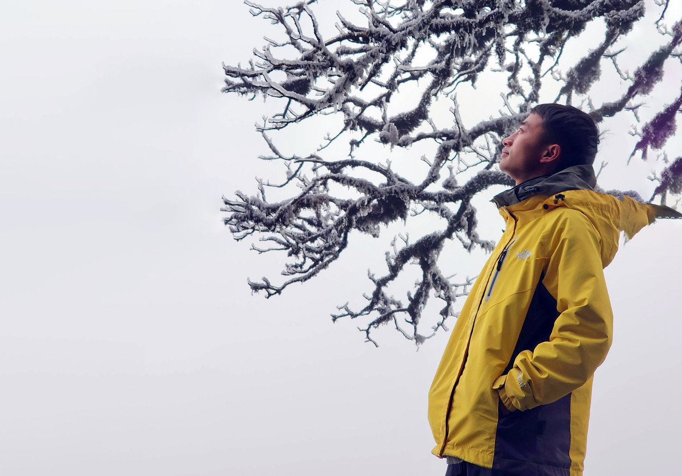 Du khách tận hưởng băng giá trên đỉnh Ngũ Chỉ Sơn (Lào Cai), cao 2.858m. Ảnh: FULL THÁI