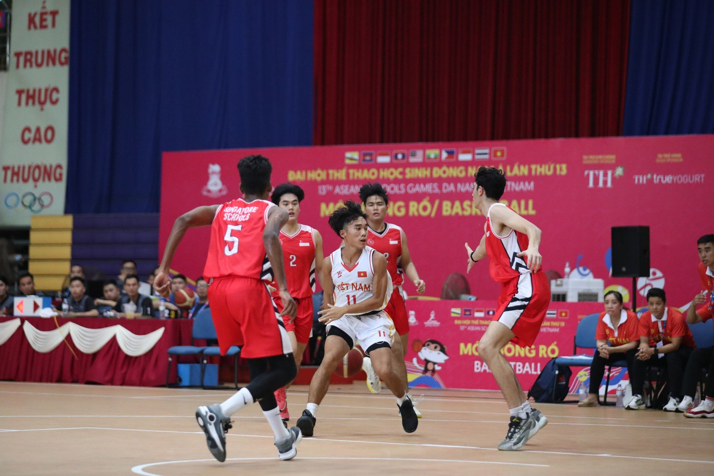 Trịnh Tấn Phát (áo trắng) giữa 'vòng vây'.