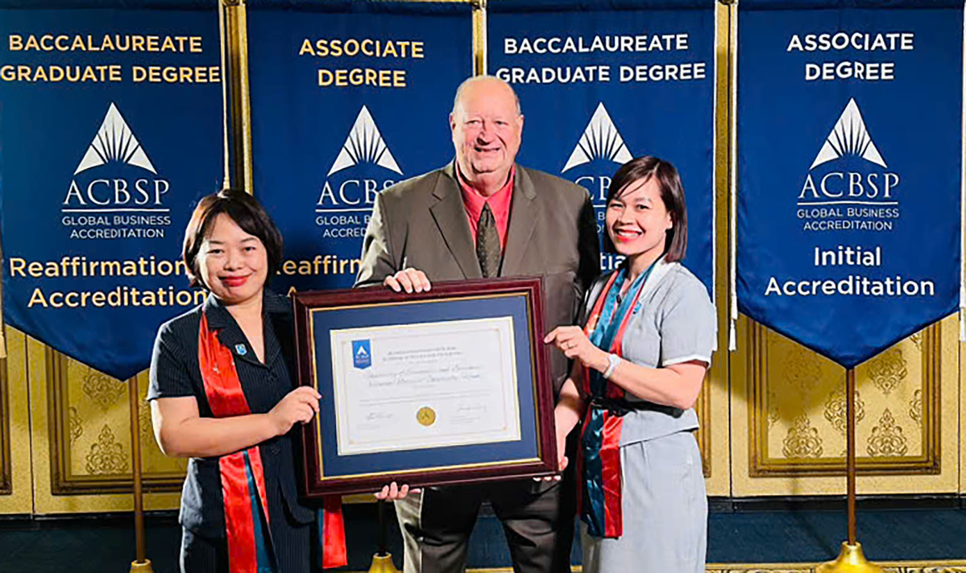 Dr. Steve Parscale - Chief Accreditation Officer trao chứng nhận Kiểm định ACBSP cho Đại diện của trường ĐH Kinh tế (ĐHQG Hà Nội).