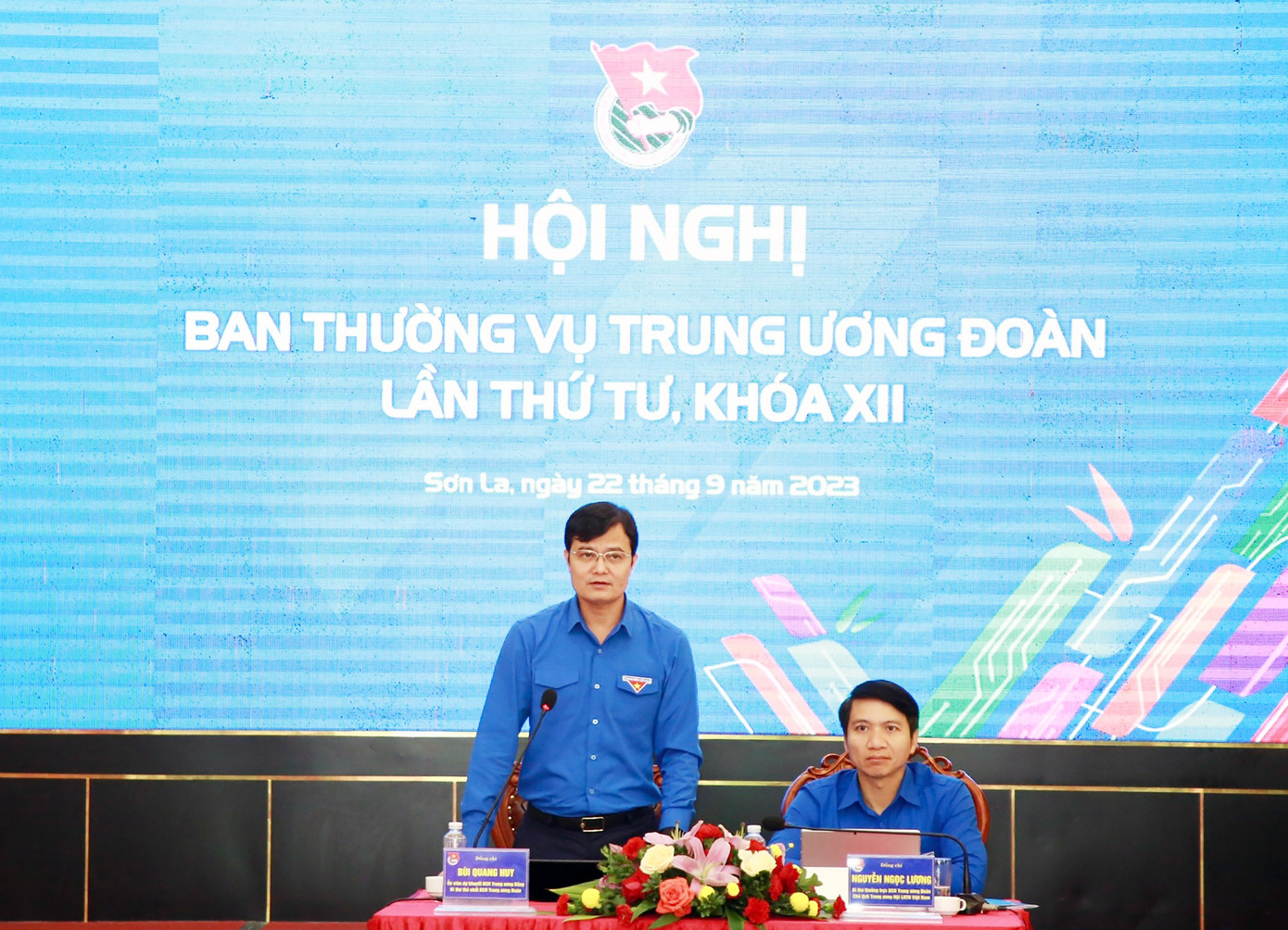 Chủ trì Hội nghị, có: Anh Bùi Quang Huy - Ủy viên dự khuyết T.Ư Đảng, Bí thư thứ nhất T.Ư Đoàn và anh Nguyễn Ngọc Lương - Bí thư thường trực T.Ư Đoàn, Chủ tịch T.Ư Hội LHTN Việt Nam.