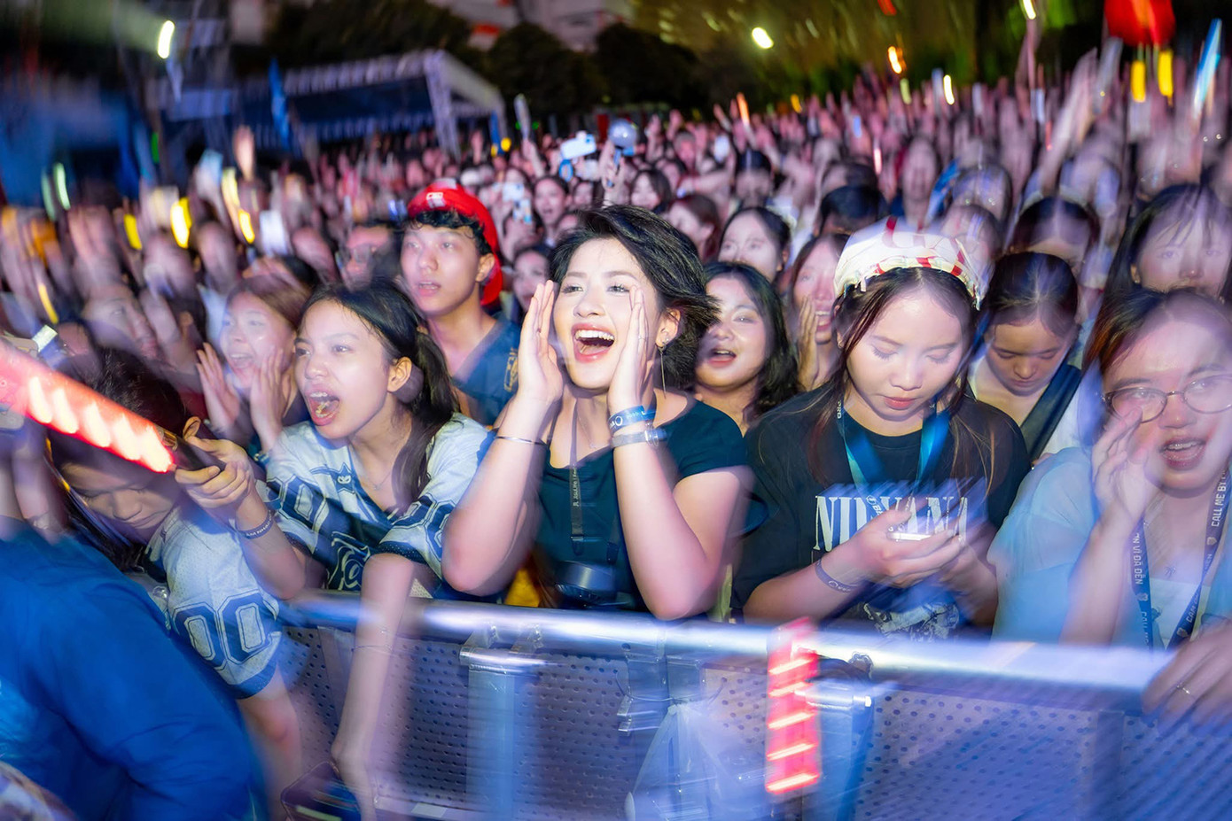 Loạt hình ảnh những khoảnh khắc đắm chìm và vỡ òa cảm xúc của khán giả trong đêm nhạc COLORSTORM 2025.