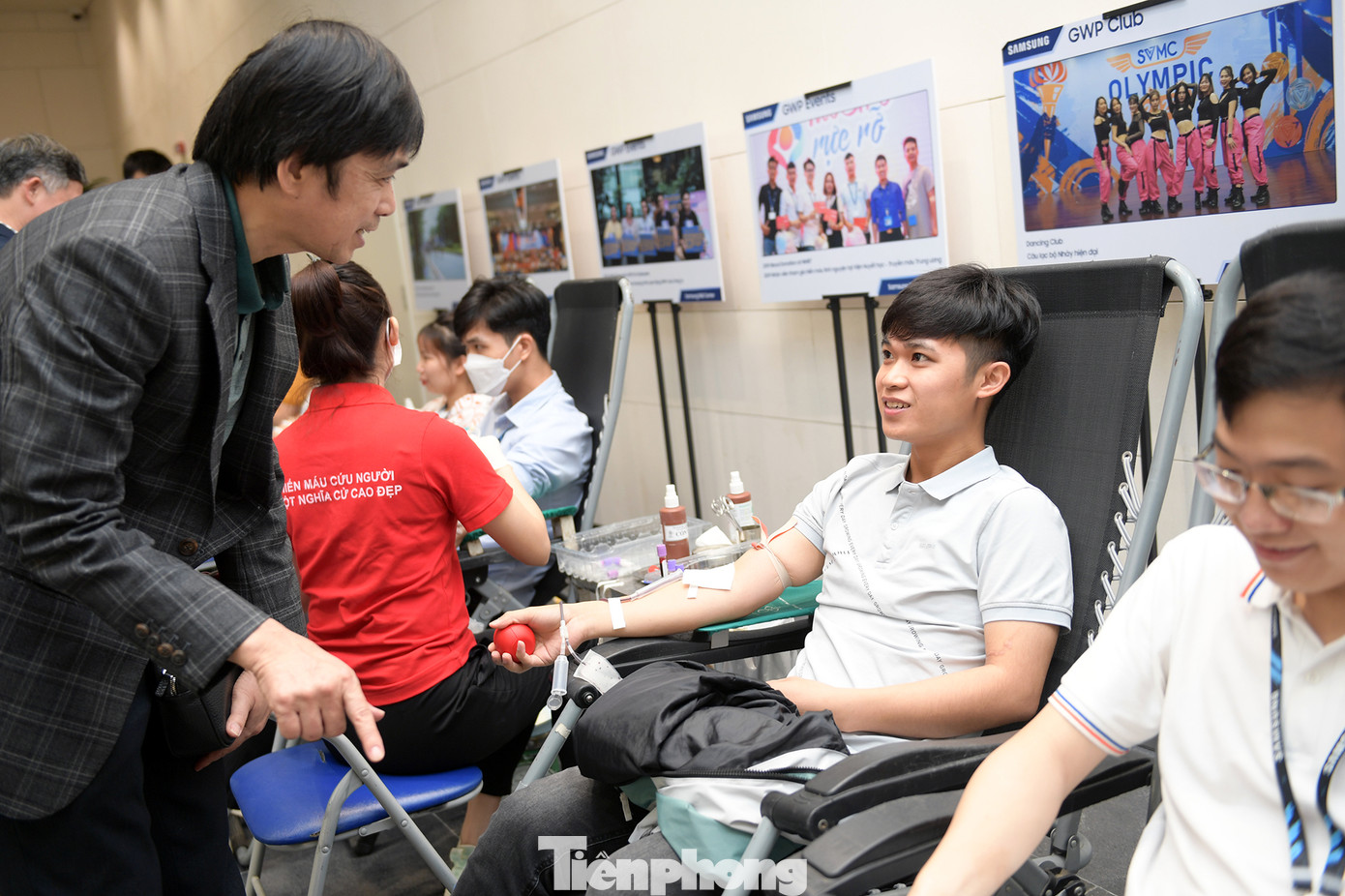 Nhà báo Nguyễn Huy Lộc - Ủy viên Ban Biên tập Báo Tiền Phong thăm hỏi lực lượng tình nguyện viên tham gia hiến máu tại chương trình.