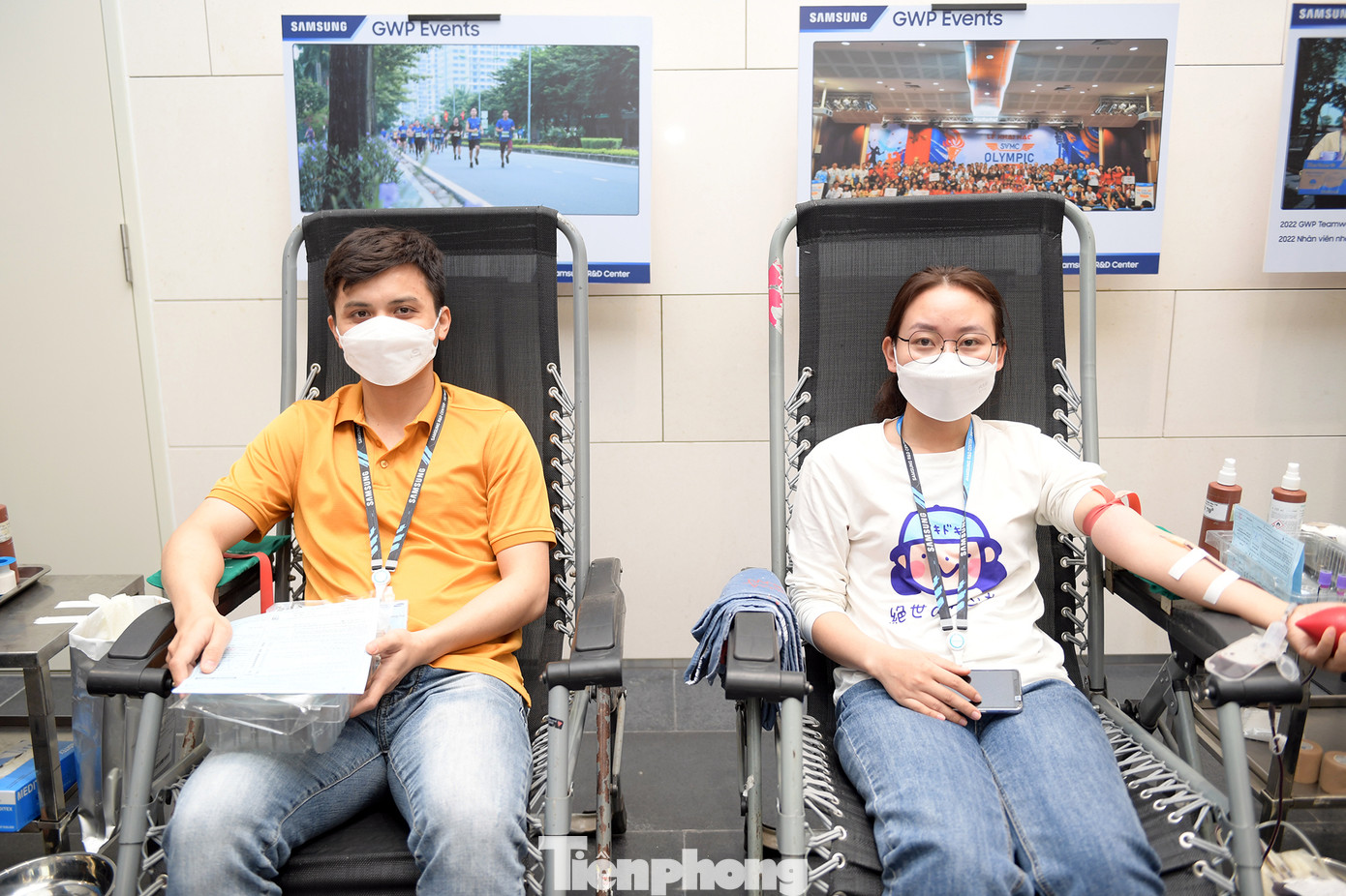 Hai kỹ sư trẻ tham gia hiến máu tại chương trình.