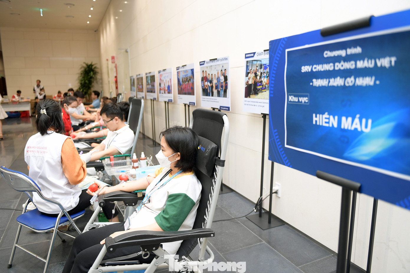 Hơn 300 cán bộ, công nhân tham gia hiến máu.