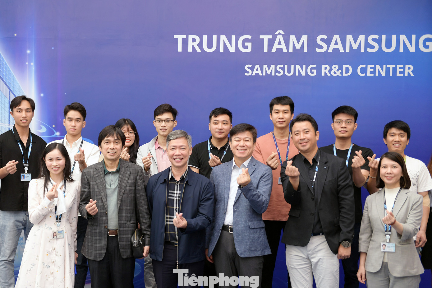 Đại diện Trung tâm nghiên cứu SRV Samsung R&amp;D Việt Nam phối hợp với Viện Huyết học - Truyền máu T.Ư, báo Tiền Phong động viên tình nguyện viên tham gia hiến máu tại chương trình.