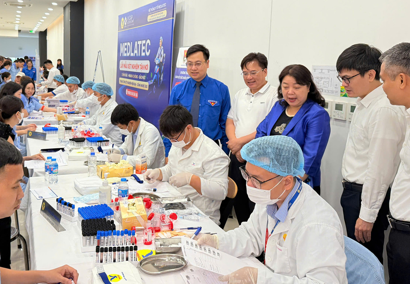 Đại diện Ban Tổ chức động viên, tiếp sức thanh niên công nhân tại chương trình. Đại diện Ban Tổ chức động viên, tiếp sức thanh niên công nhân tại chương trình.