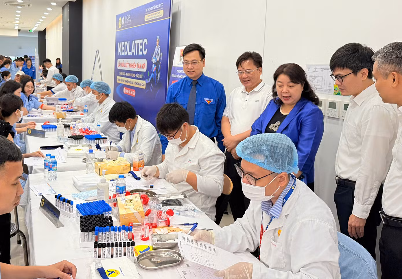 Đại diện Ban Tổ chức động viên, tiếp sức thanh niên công nhân tại chương trình.