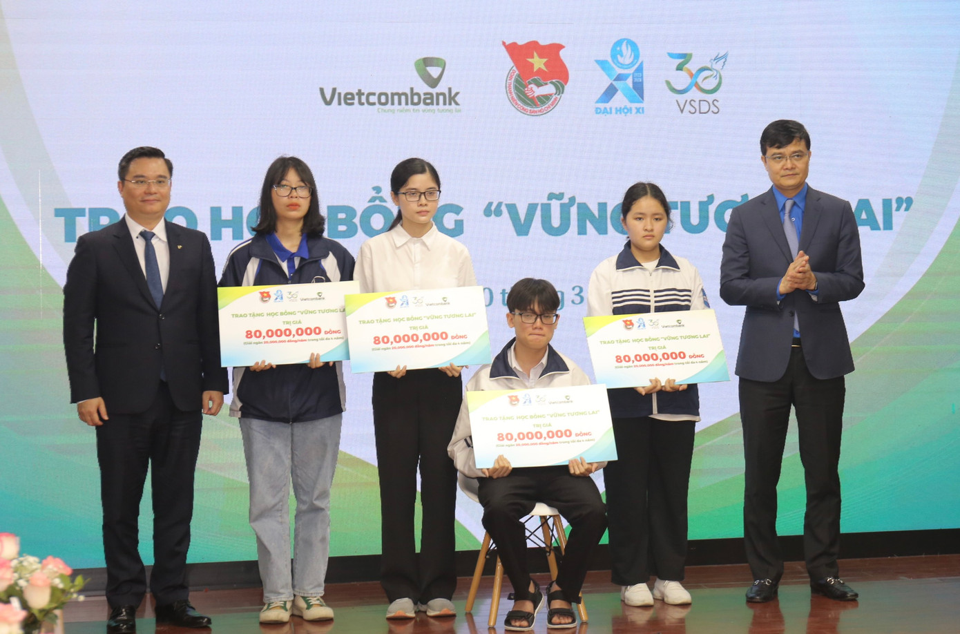 Các học sinh, sinh viên vượt khó nhận học bổng “Vững tương lai” tại chương trình. Các học sinh, sinh viên vượt khó nhận học bổng “Vững tương lai” tại chương trình.