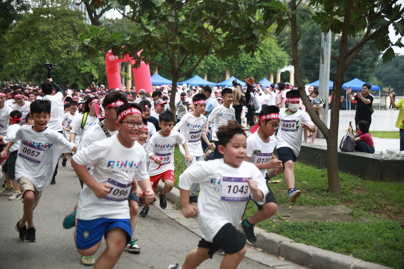 Các vận động viên nhí hào hứng tham gia.