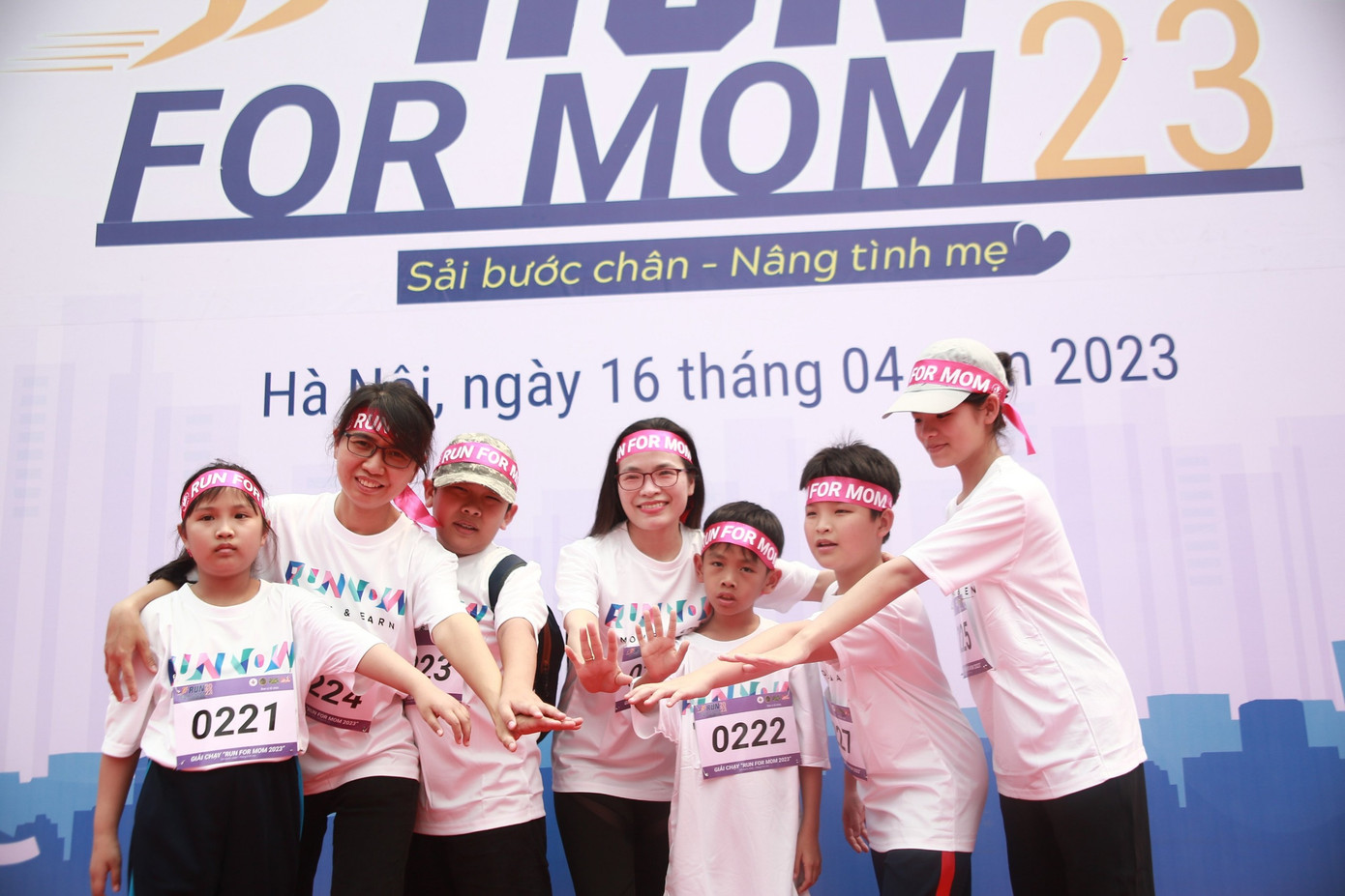 Niềm vui của các vận động viên tham gia giải chạy.