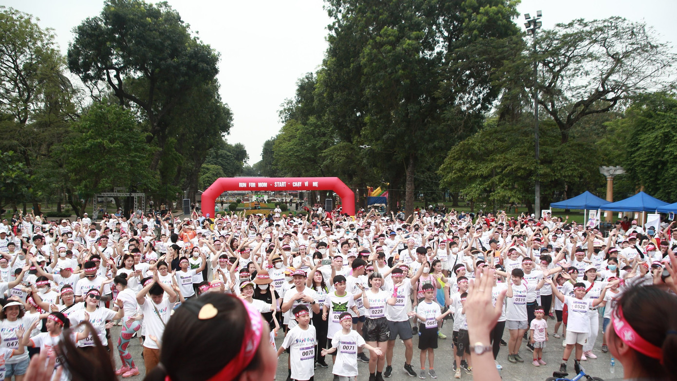 Hơn 1.000 thành viên tham gia Run for mom – Sải bước chân, nâng tình mẹ, trong đó có nhiều trẻ em.