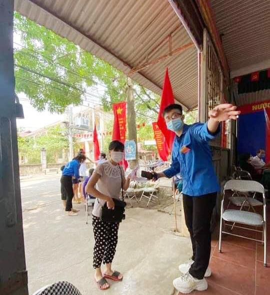 Đoàn viên, thanh niên hướng dẫn người dân.