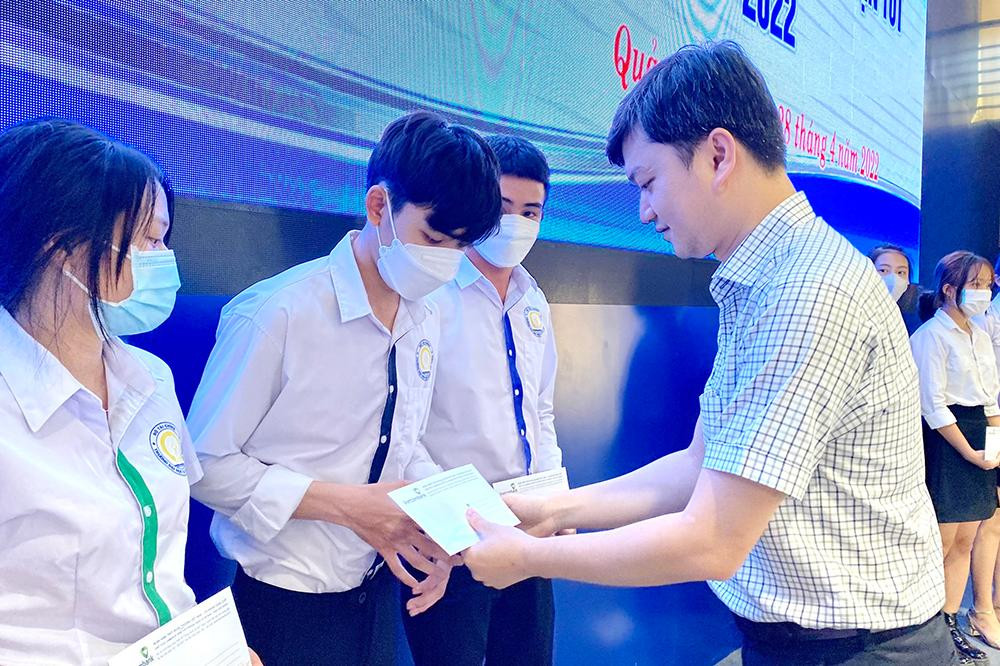 T.Ư Hội Sinh viên Việt Nam dành những suất học bổng cho sinh viên nghèo có hoàn cảnh khó khăn. T.Ư Hội Sinh viên Việt Nam dành những suất học bổng cho sinh viên nghèo có hoàn cảnh khó khăn.