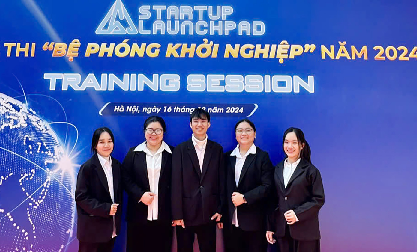 Nhóm sinh viên trường ĐH Sư phạm Hà Nội tham dự cuộc thi 'Bệ phóng khởi nghiệp' năm 2024.