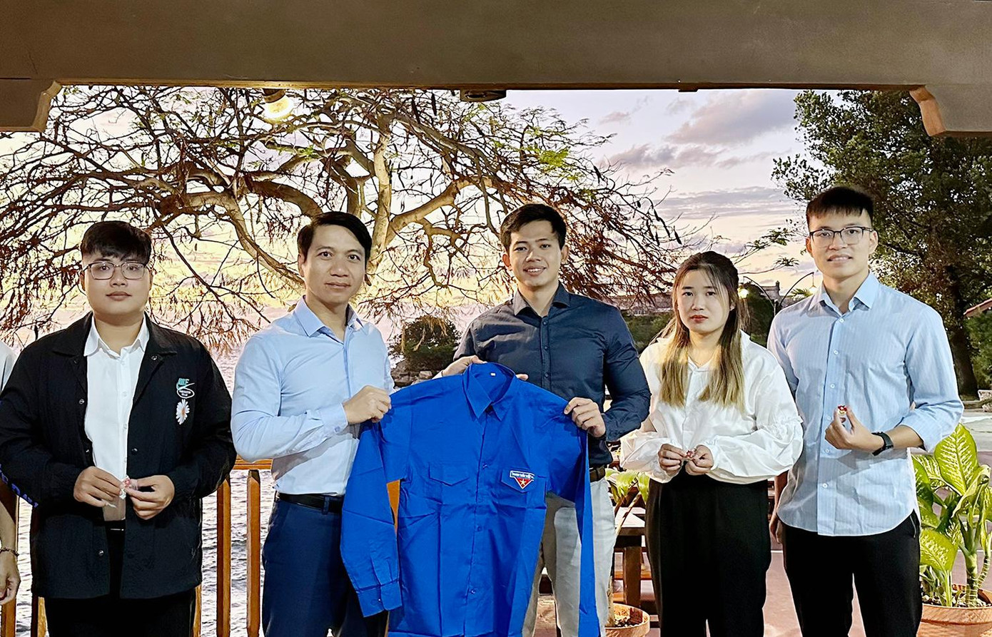 Anh Nguyễn Ngọc Lương - Bí thư thường trực T.Ư Đoàn, Chủ tịch T.Ư Hội LHTN Việt Nam tặng áo xanh Thanh niên Việt Nam cho Ban cán sự Đoàn tại Cu Ba. Anh Nguyễn Ngọc Lương - Bí thư thường trực T.Ư Đoàn, Chủ tịch T.Ư Hội LHTN Việt Nam tặng áo xanh Thanh niên Việt Nam cho Ban cán sự Đoàn tại Cu Ba.