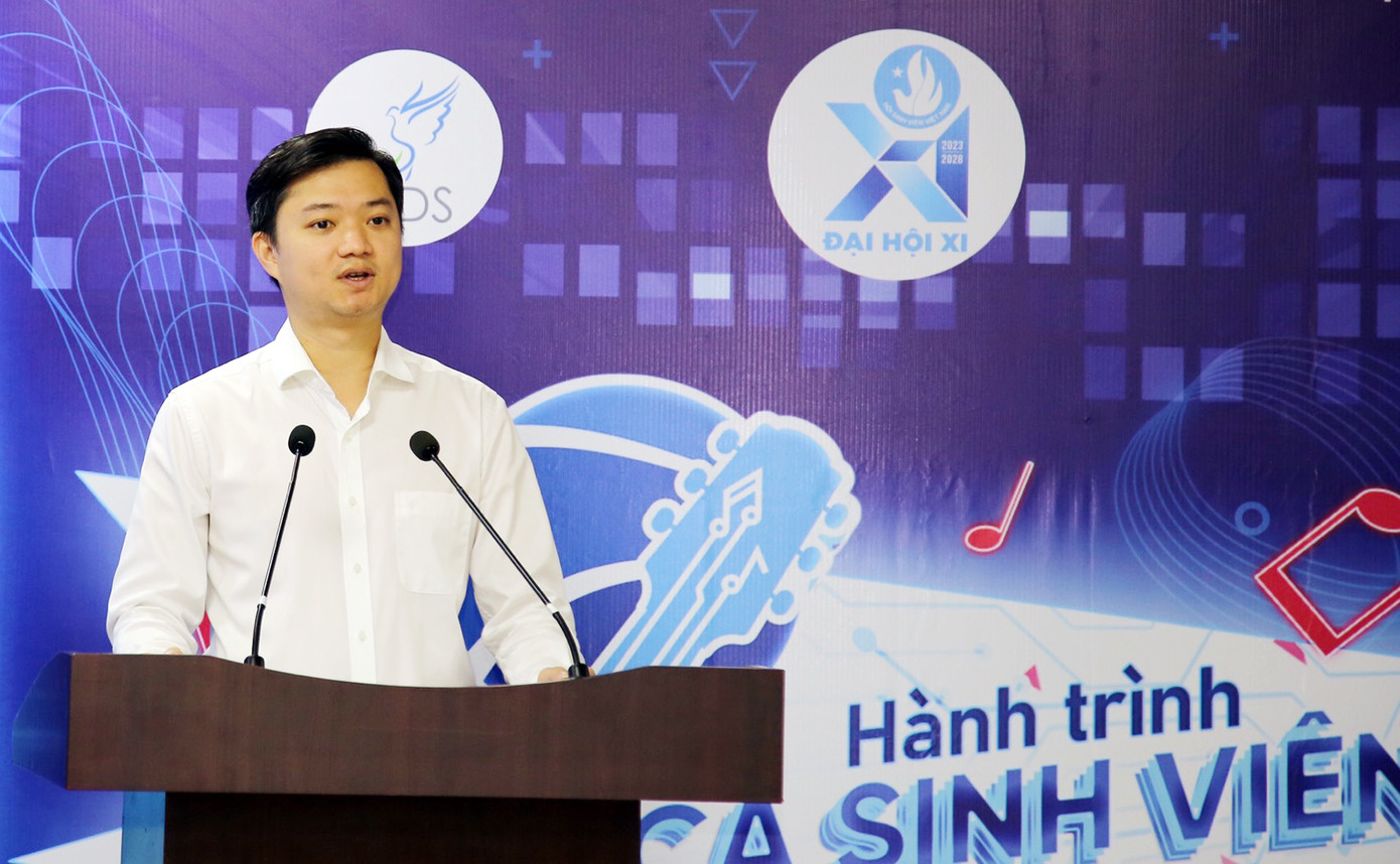 Anh Nguyễn Minh Triết - Bí thư T.Ư Đoàn, Chủ tịch T.Ư Hội Sinh viên Việt Nam phát biểu khai mạc chương trình.